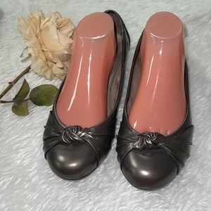 🌺💗🌺 Cliffs flat shoes for women size 10 M . Metallic grey/green color.